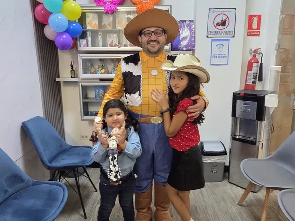 Actividad infantil con temática divertida en Centro Estético Dental